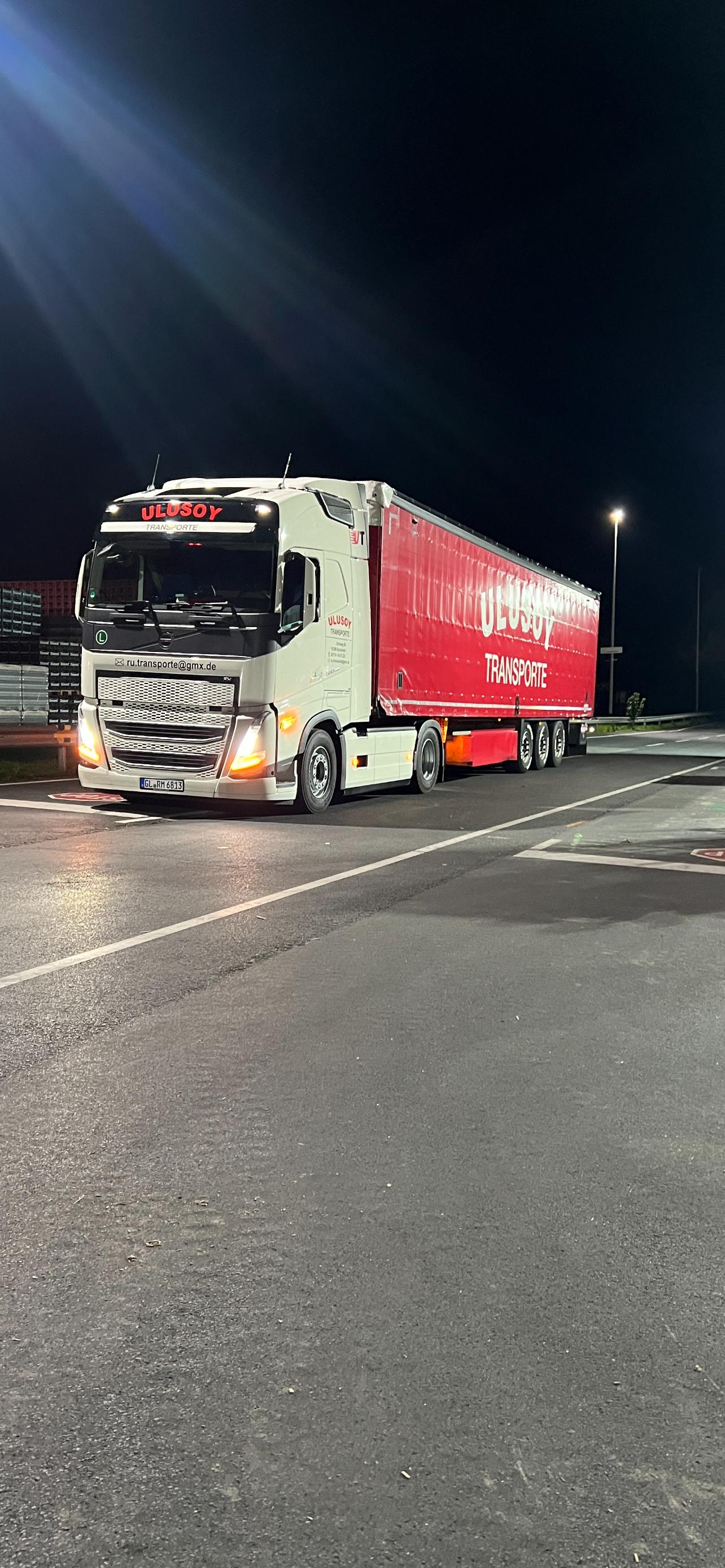 Ulusoy Sattelzug mit rotem Planenauflieger bei Nacht