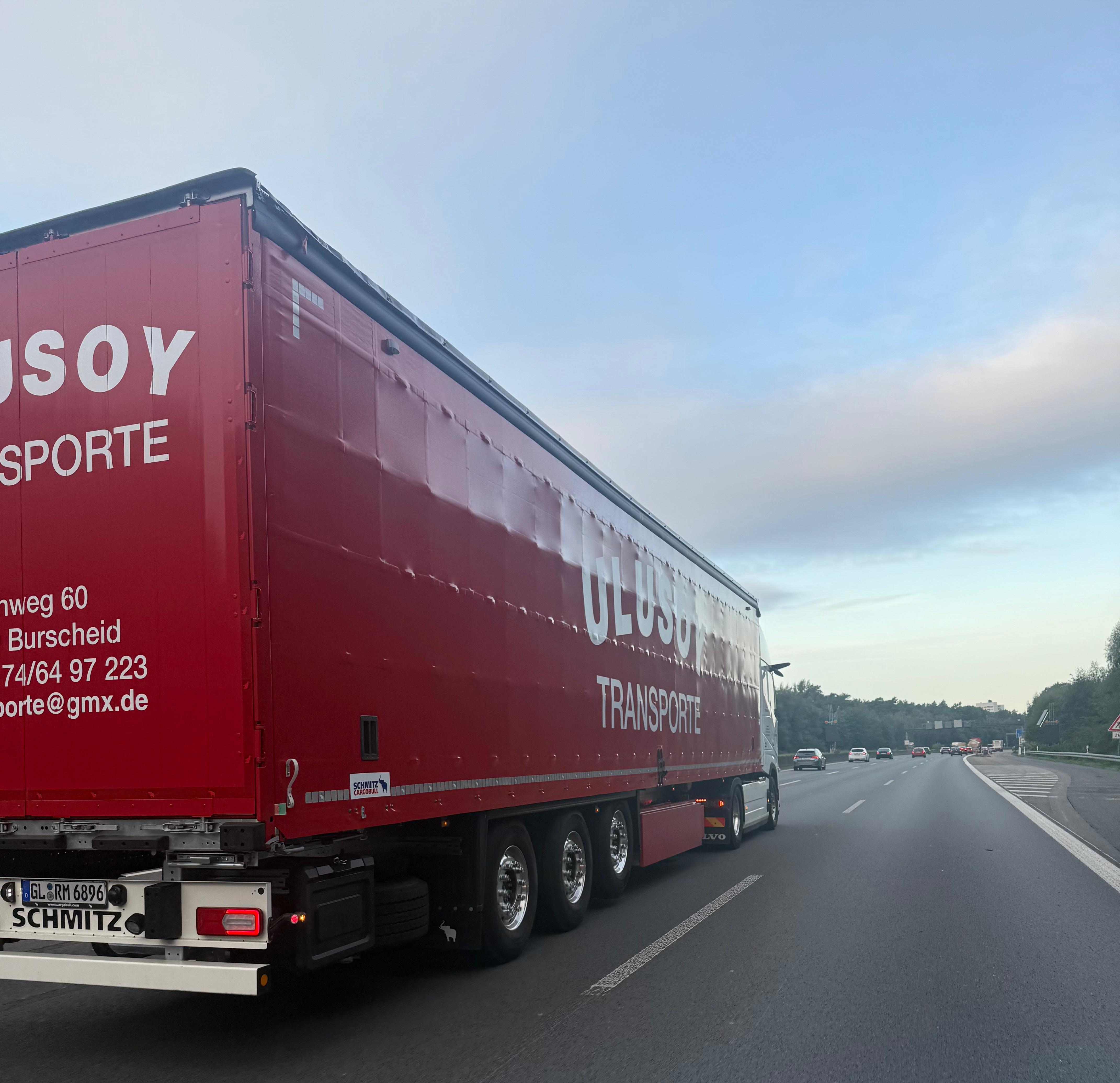 Roter Auflieger von Ulusoy Transporte auf der Autobahn