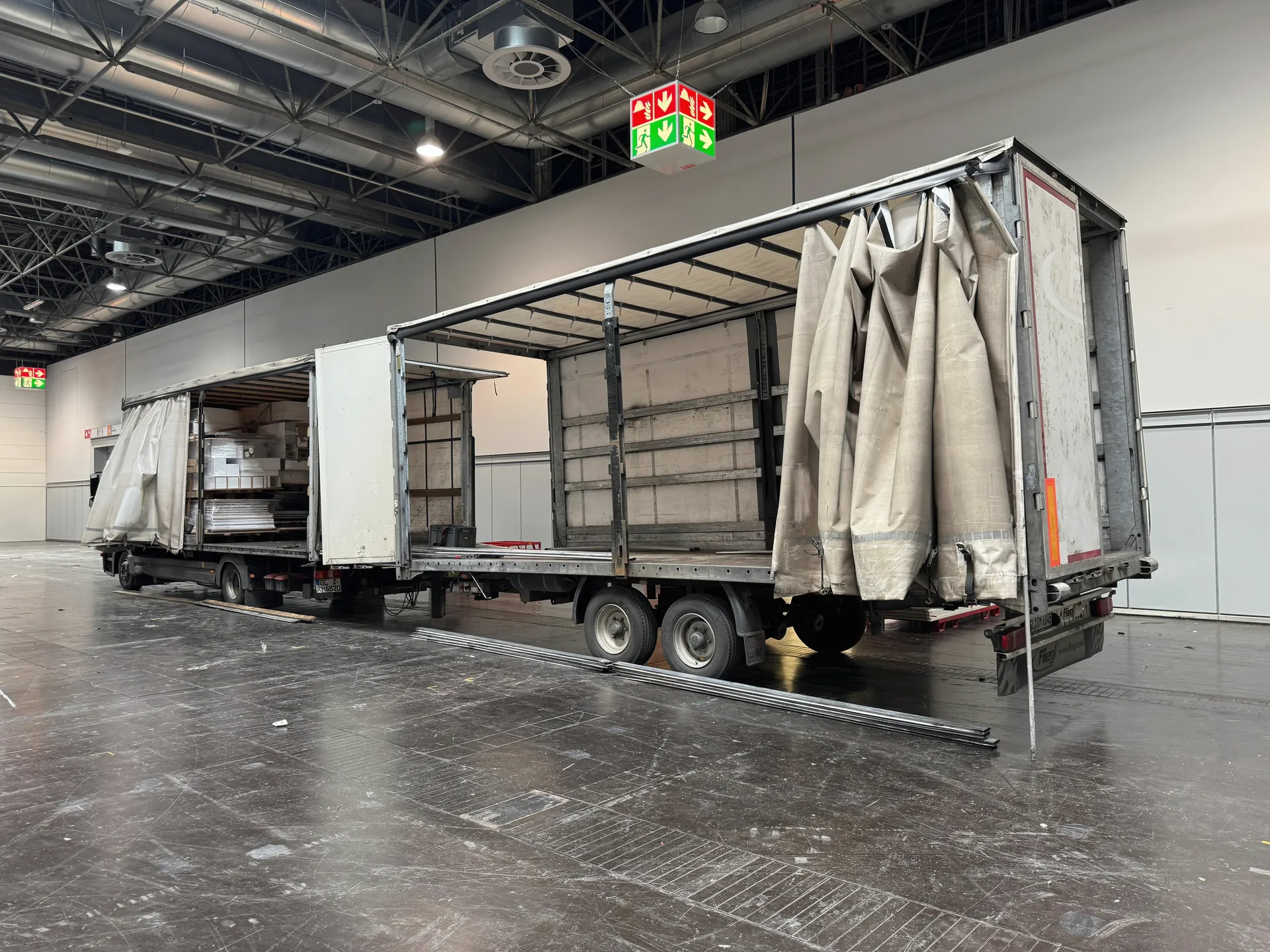Beladung eines Aufliegers in einer Logistikhalle