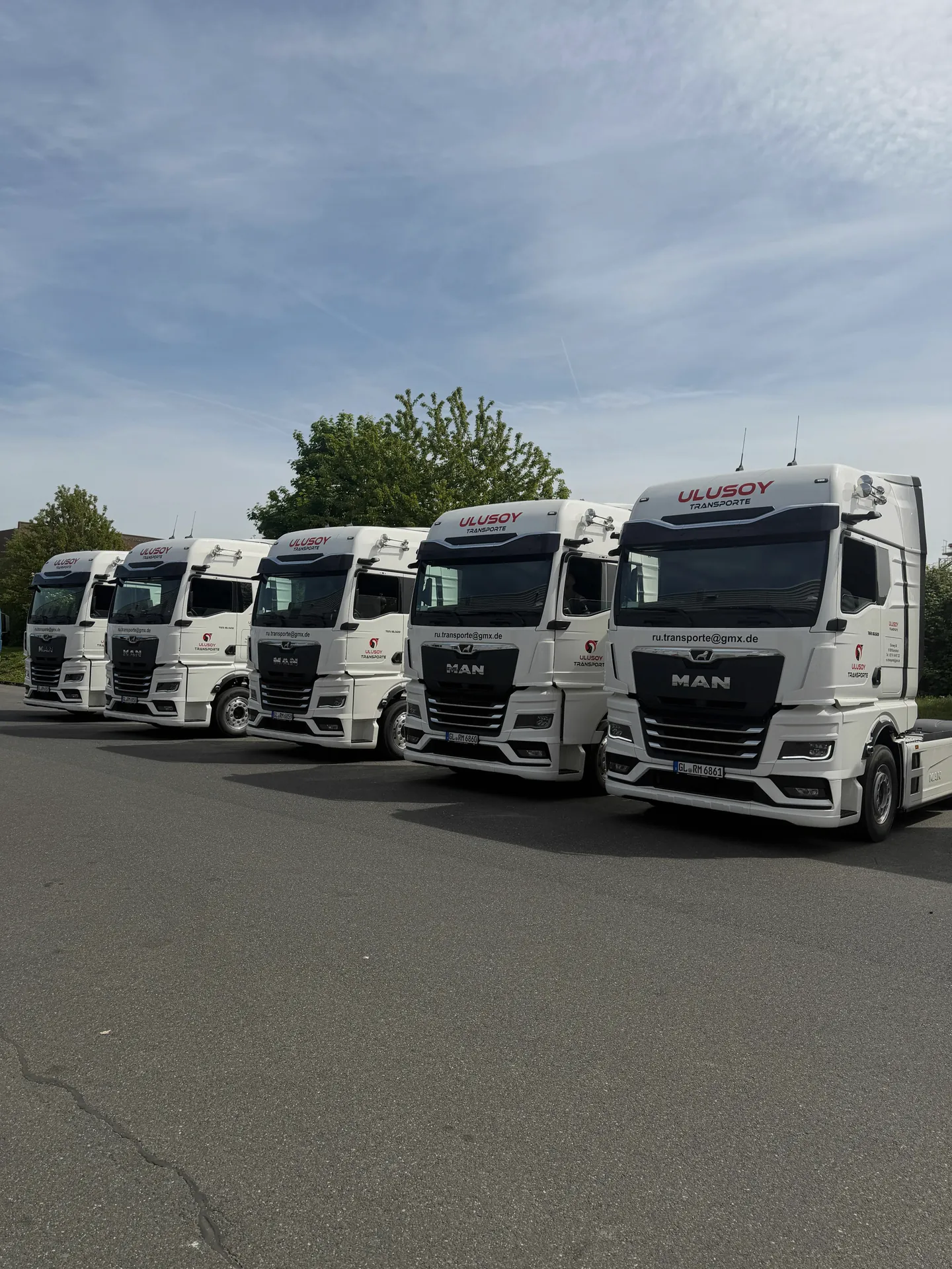 Mehrere Fahrzeuge von Ulusoy Transporte