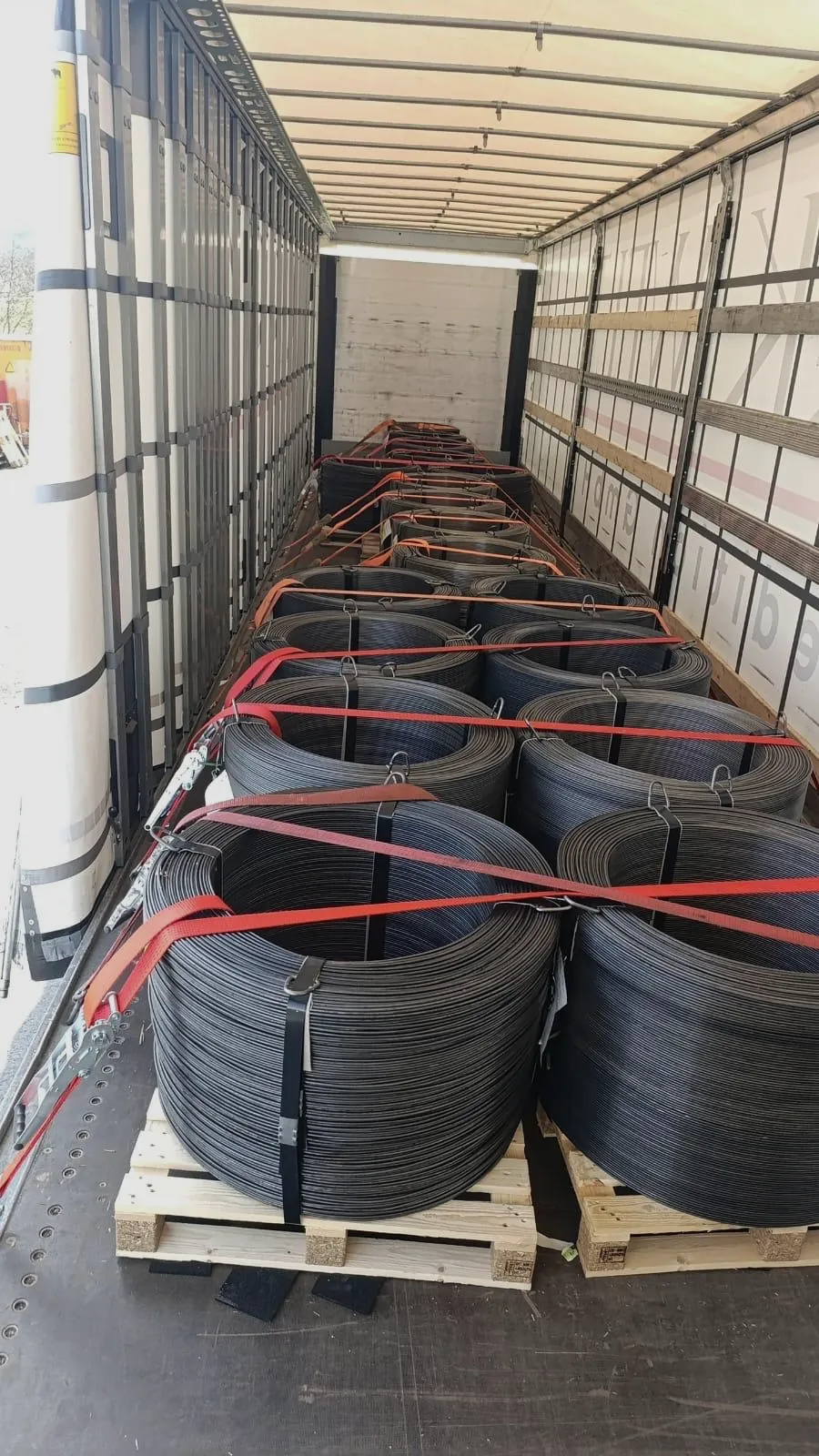 Gesicherte Coils im Auflieger
