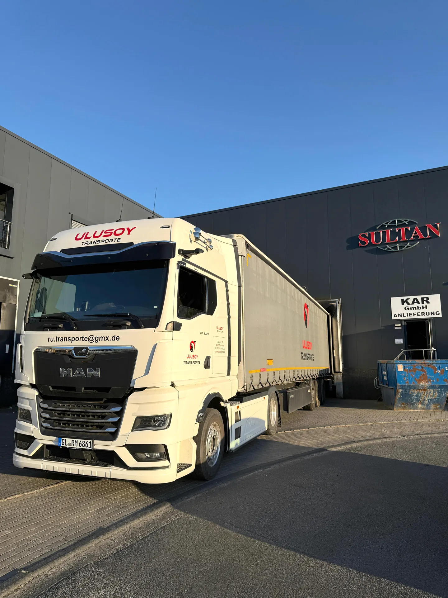 Ulusoy LKW an einem Logistikzentrum
